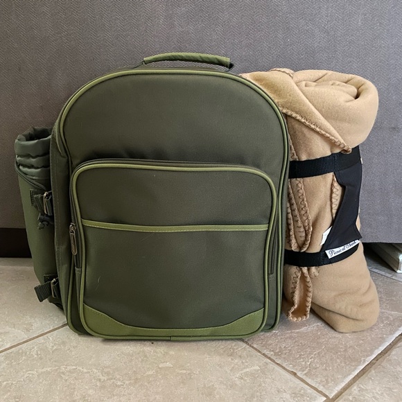 4 Person Eco Picnic Backpack with Cooler, Insulated Wine Holder & Blanket - Picture 2 of 4